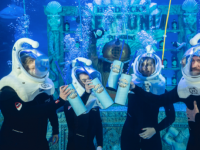 Clientes disfrutando de su Gin tónic bajo el mar